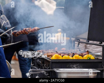 Barbecue auf dem Grill in der aromatischen Rauch. Appetitlich Stücke saftig heiße Fleisch am Spieß gegrillt werden auf Holzkohle. Traditionelle kaukasische Küche auf Stockfoto