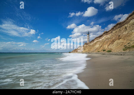 Meer Leuchtturm und schöne leere Strand an der bulgarischen Schwarzmeerküste Stockfoto