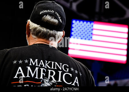 Lexington, USA. 04 Nov, 2019. Ein Mann mit einem Donald Trump hat und Shirt Uhren der Präsident der Vereinigten Staaten nehmen die Bühne in Lexington. Credit: SOPA Images Limited/Alamy leben Nachrichten Stockfoto