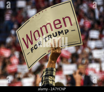 Lexington, USA. 04 Nov, 2019. Ein Trumpf unterstützer Wellen ein Frauen für Trumpf-Plakat bei Rupp Arena während ein Donald Trump Rallye in Lexington. Credit: SOPA Images Limited/Alamy leben Nachrichten Stockfoto