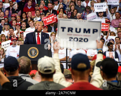 Lexington, USA. 04 Nov, 2019. Präsident Donald Trump Adressen einer Masse an Amerika große Kundgebung in Lexington. Credit: SOPA Images Limited/Alamy leben Nachrichten Stockfoto