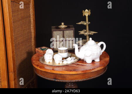 Indische Kaffee in eine Kaffeekanne auf einem Holztisch Stockfoto