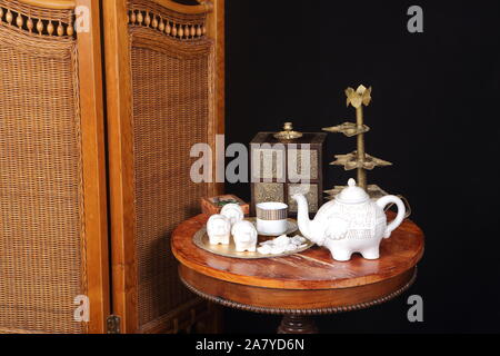 Indische Kaffee in eine Kaffeekanne auf einem Holztisch Stockfoto