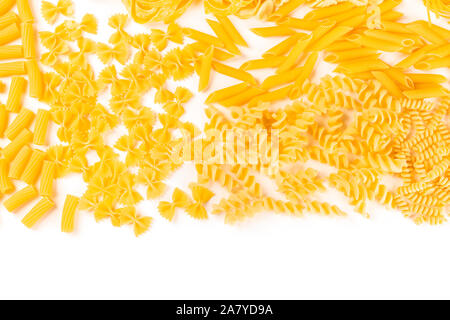 Italienische Pasta Textur, flach Banner, geschossen von oben auf einen weißen Hintergrund mit einem Platz für Text. Fusilli, Farfalle, Penne und andere Arten Stockfoto