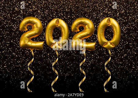 2020 mit goldenen Luftballons schwebend auf gold glitzer Hintergrund, Neues Jahr Partei Grußkarte geschrieben Stockfoto