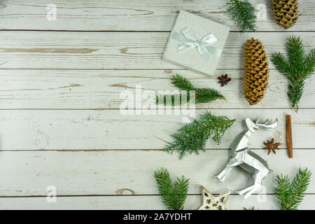 Flach weihnachten Zusammensetzung auf weißem Hintergrund natürliche Holz mit silberfarbenen Details. Stockfoto