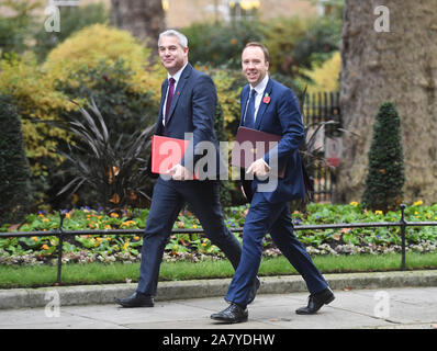 Brexit Staatssekretär Stephen Barclay (links) und Gesundheit und Soziales Sekretärin Matt Hancock kommen für eine Kabinettssitzung in Downing Street, London. Stockfoto