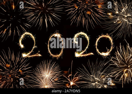 2020 Mit funkelt und Feuerwerk, Neujahrsgrüße geschrieben Stockfoto