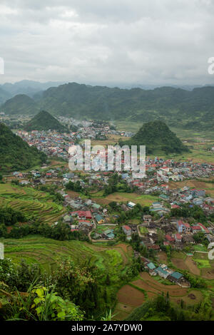 Blick von oben auf die Umgebung von Quan Ba/Bergen oder Märchen Bergen Stockfoto