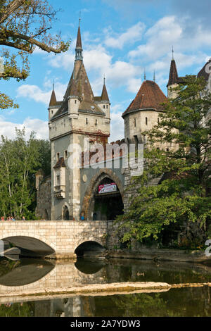 Torhaus Turm der Burg Vajdahunyad im City Park. Budapest Stockfoto