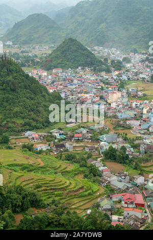 Blick von oben auf die Umgebung von Quan Ba/Bergen oder Märchen Bergen Stockfoto