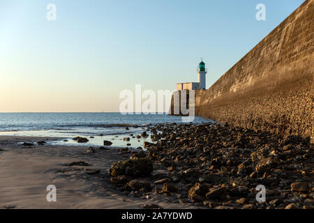 Green Lighthouse der kleinen Steg von Les Sables d'Olonne bei Ebbe am frühen Morgen (Vendee, Frankreich) Stockfoto