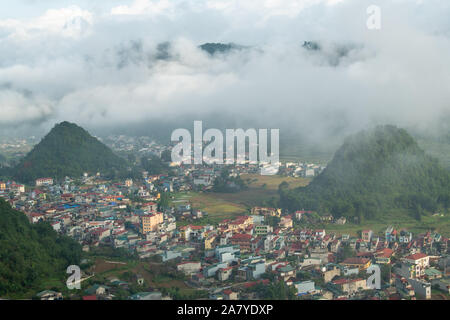 Blick von oben auf die Umgebung von Quan Ba/Bergen oder Märchen Bergen Stockfoto