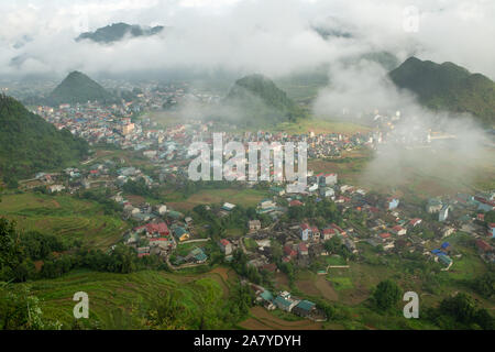 Blick von oben auf die Umgebung von Quan Ba/Bergen oder Märchen Bergen Stockfoto