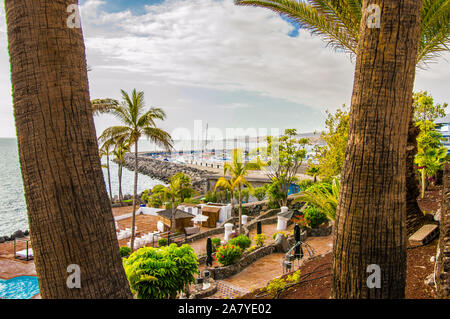 Schönen Steg voller Boote am Strand von Las Americas. April 11, 2019. Santa Cruz De Tenerife Spanien Afrika. Reisen Tourismus Street Photography. Stockfoto