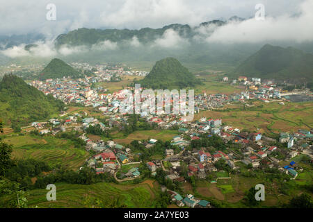 Blick von oben auf die Umgebung von Quan Ba/Bergen oder Märchen Bergen Stockfoto