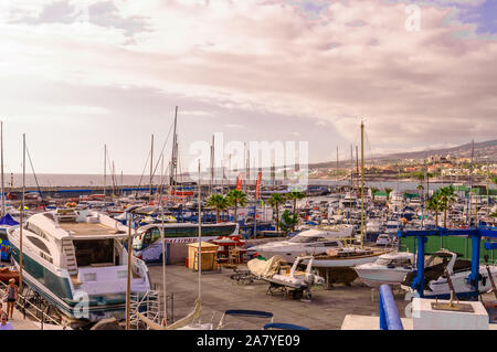 Schönen Steg voller Boote am Strand von Las Americas. April 11, 2019. Santa Cruz De Tenerife Spanien Afrika. Reisen Tourismus Street Photography. Stockfoto