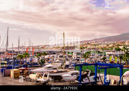 Schönen Steg voller Boote am Strand von Las Americas. April 11, 2019. Santa Cruz De Tenerife Spanien Afrika. Reisen Tourismus Street Photography. Stockfoto