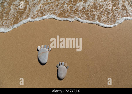 Footprint aus Kieselsteine am Strand Stockfoto