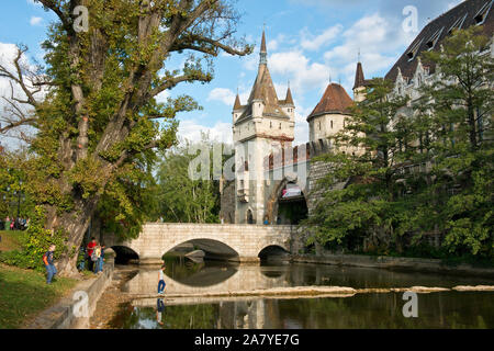 Torhaus Turm der Burg Vajdahunyad im City Park. Budapest Stockfoto