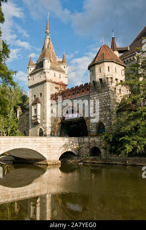 Torhaus Turm der Burg Vajdahunyad im City Park. Budapest Stockfoto