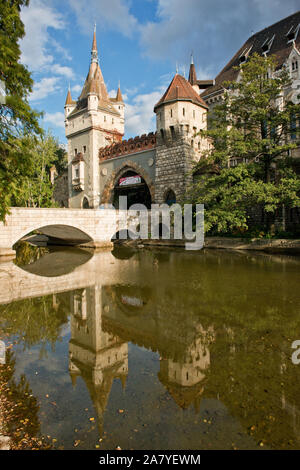 Torhaus Turm der Burg Vajdahunyad im City Park. Budapest Stockfoto