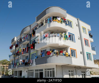 29. September 2019; Antalya, Türkei - Gebäude mit bunten Kleidung Alle herum hängen zum Trocknen. Ansicht von rechts Low Angle. Stockfoto