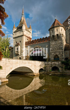 Torhaus Turm der Burg Vajdahunyad im City Park. Budapest Stockfoto