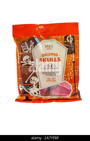 Pack von M&S Nässen Schädel Gelees platzen mit Erdbeeraroma grausame goo-Köpfe von verschiedenen Gremien auf weißem Hintergrund Stockfoto