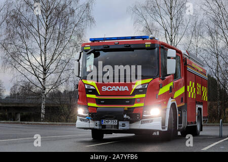 Neue Scania P Doppelkabine fire truck von Salo Feuer und Rettung Abteilung. Salo, Finnland. November 3, 2019. Stockfoto