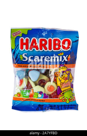 Paket von Haribo Scaremix Süßigkeiten Süßigkeiten Bonbons auf weißem Hintergrund Stockfoto