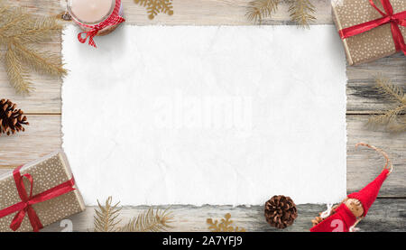 Leere Weihnachtskarte Mockup für die Begrüßung von Text. Stück weißes Papier mit Geschenke und Weihnachtsdekorationen umgeben. Stockfoto