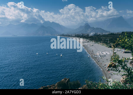 6. Oktober 2019; Antalya, Türkei - Blick auf den Strand von Konyaalti, die sehr lange Küste. Die Menschen baden im Mittelmeer in Antalya. Stockfoto