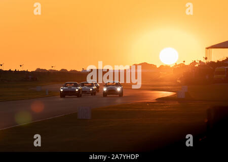 Goodwood Revival 2019, Oldtimer, die im Kinrara Trophy-Rennen gegeneinander antreten. Stockfoto