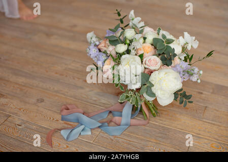 Close-up Blumenstrauß aus Rosen, Pfingstrosen Freesie dianthus Blumen auf der Runde weiße floore im Innenbereich. Stockfoto