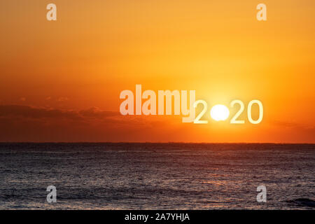 Frohes Neues Jahr 2020. Schönen Sonnenaufgang über dem Meer. Stockfoto