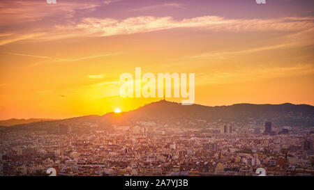 Postkarte von Barcelona. Tibidabo, Camp Nou, Hospitalet d'Llobregat und Cornella de Llobregat im Sonnenuntergang. Stockfoto