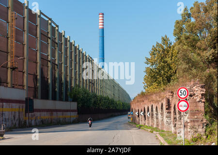 ArcelorMittal Steel arbeit Fabrik und das Triglio römische Aquädukt in Taranto, Italien Stockfoto