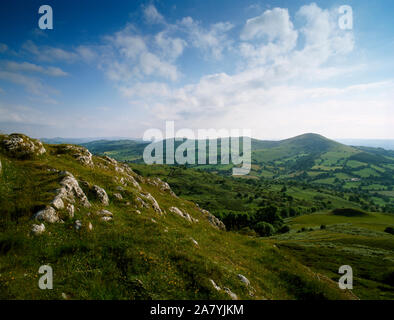 Suchen south west von Bryn Alyn Kalkstein Ridge, über die alyn Tal in den letzten 3 "Südliche Hügel des Clwydian Hügel, Llanferres, Wales, Stockfoto