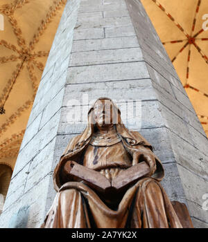 Der hl. Birgitta, die hölzerne Statue "Das Portrait - wie Birgitta" in Vadstena Kloster Kirche, vermutlich aus den Birgitta altar in 1392 eingeweiht. Birgitta von Schweden (C. 1303 - 23. Juli 1373); Geboren als Birgitta Birgersdotter, auch Birgitta von Vadstena, oder der hl. Birgitta (Schwedisch: heliga Birgitta), war ein Mystiker und Heilige, und Gründer der Bridgettines Nonnen und Mönche nach dem Tod ihres Mannes von 20 Jahren. Foto Jeppe Gustafsson Stockfoto