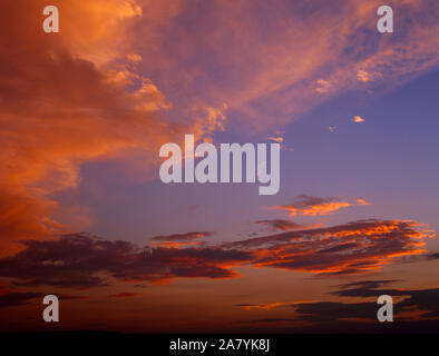 Drei Ebenen der Wolken bei Sonnenuntergang oben Gwaenysgor Viewpoint, Prestatyn Hang, Flintshire, Prestatyn, North Wales. Stockfoto