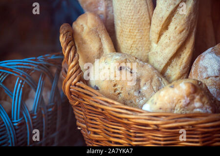 Brot Brote und Baguettes in einem Weidenkorb. Brot in einem Korb in der backshop Stockfoto
