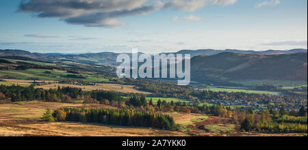 Panoramablick von Pitlochry, Perthshire, Schottland - Heather Hügel bedeckt, mäandernden Fluss, in den Bergen Stockfoto