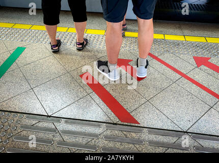 Passagier am Bahnsteig warten auf der hohen Drehzahl elektrische Zug an der U-Bahn Station. Moderne Zug transportieren. Touristische stehend Stockfoto
