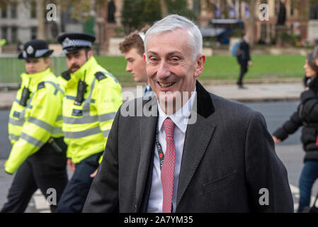 Westminster, London, Großbritannien. November 2019. Parlamentsabgeordnete treffen am letzten Tag der Debatten im Unterhaus ein, bevor das Parlament in Vorbereitung auf die Parlamentswahlen am 12. Dezember aufgelöst wird. Damit beginnt eine Periode, die als "Purdah" bezeichnet wird, in der keine größeren politischen Ankündigungen oder wesentlichen Verpflichtungen gemacht werden. Sir Lindsay Hoyle kam für seinen ersten Tag nach der Wahl zum Sprecher des Hauses Stockfoto