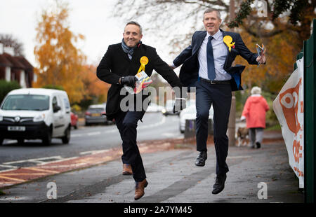 Schottische Liberaldemokraten Willie Rennie (rechts) und Partei Bundestagswahl Kampagne Vorsitzender Alex Cole-Hamilton auf der allgemeinen Wahlkampagne Trail im Blackhall, Edinburgh. Stockfoto