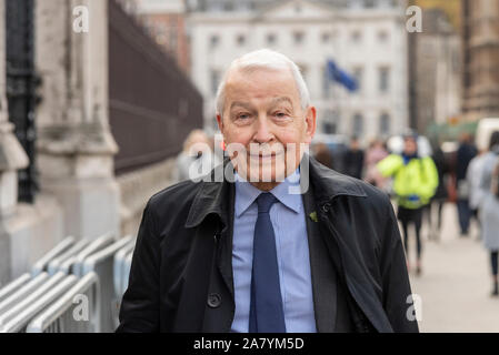 Westminster, London, Großbritannien. November 2019, 5th. Mitglieder des Parlaments kommen zum Unterhaus für ihren letzten Tag der Debatten, bevor das Parlament zur Vorbereitung der Parlamentswahlen am 12th. Dezember aufgelöst wird. Damit beginnt eine Phase, die als "Purdah" bekannt ist, in der keine wichtigen politischen Ankündigungen oder Zusagen gemacht werden. Frank Field MP bei Ankunft Stockfoto