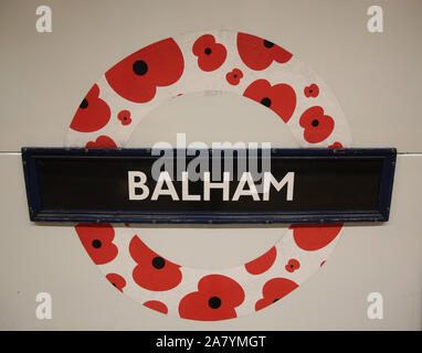 London, Großbritannien, 05. November 2019 die Londoner U-Bahn und S-Bahn haben eine florale Makeover, alle zu Ehren von London Poppy Tag wurde in Zusammenarbeit mit der Royal British Legion, die darauf abzielt, die diesjährige Veranstaltung die größte eintägige Straße Geldbeschaffer seiner Art in Großbritannien, Transport for London hat geschmückt 25 von seinen Stationen mit Mohn roundels gegeben. Credit: Paul Quezada-Neiman/Alamy leben Nachrichten Stockfoto
