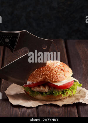 Die Burger und die frischen Zutaten auf dem alten Board. Auf einer schwarzen Tafel. Ansicht von oben. Stockfoto