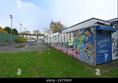 Jardine Crescent Jugendzentrum geschlossen und in Tile Hill Coventry vandalized. 4. November 2019. Stockfoto